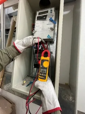 Revisión y cambio de componentes en tableros eléctricos